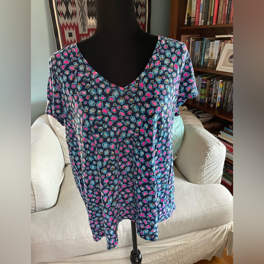 Lilly Pulitzer Longer V-Neck in blue/pink leopard print. Sz XL